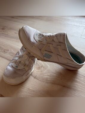 Skechers Slip-On Sneakers in Cream with Teal Logo